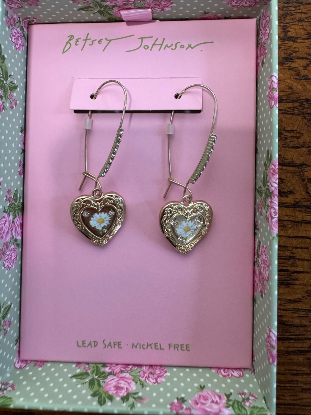 NIB Betsey Johnson Sweetheart Daisy Heart Dangle Earrings